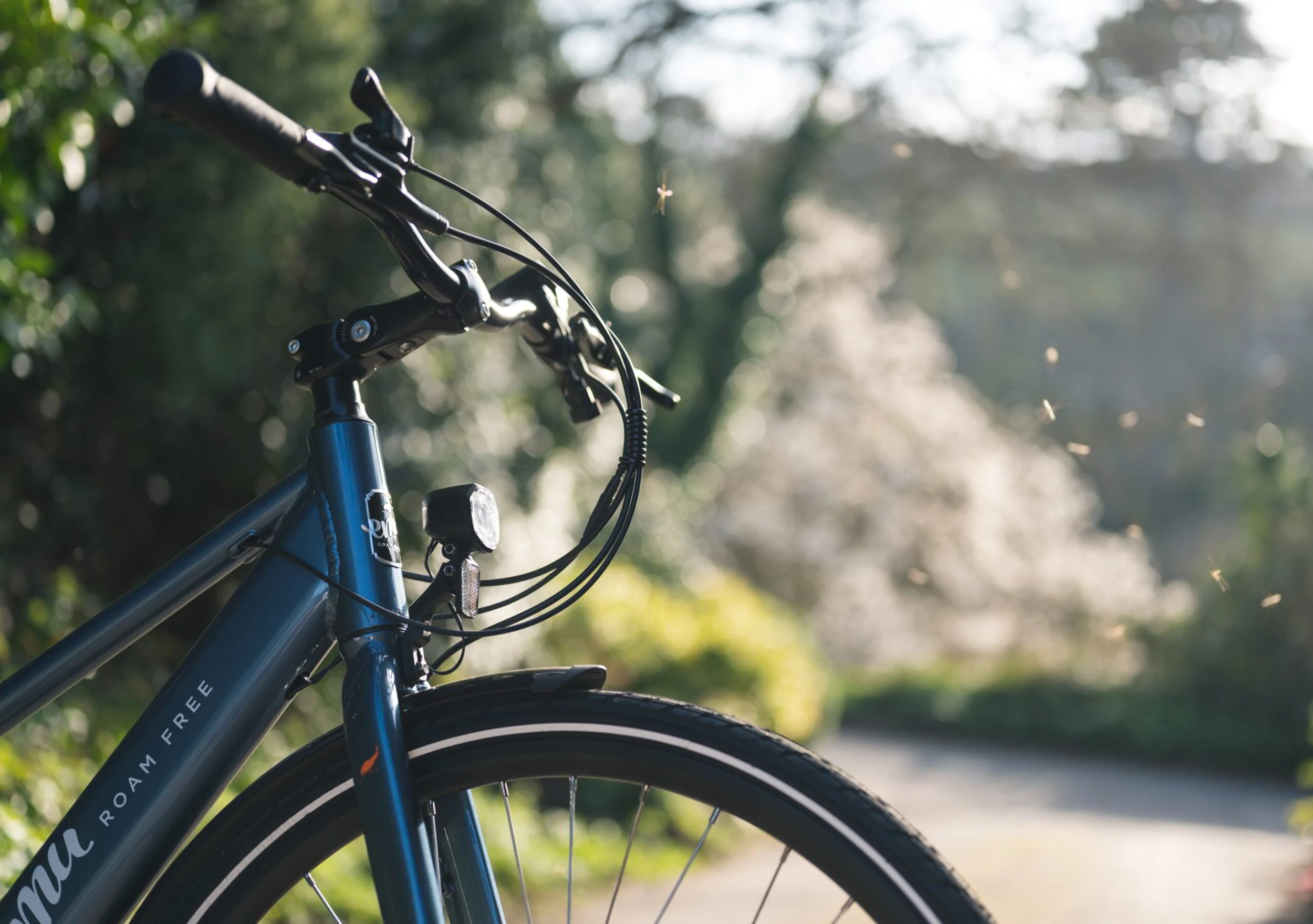 EMU Evo Step Through 700c Wheel Electric Bike Metallic Blue 11 EMU Evo Step Through 700c Wheel Electric Bike Metallic Blue - Image 9